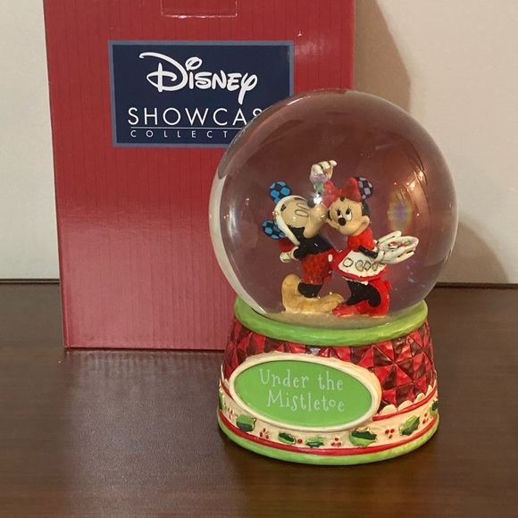 Mickey Mouse and Minnie Mouse Under the Mistletoe Snowglobe Jim Shore - Picture 3 of 7